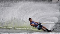 Atlet Ski Air Indra Hardinata melakukan teknik saat latihan di nomor Slalom.