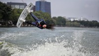 Aksi atraktif juga diperlihatkan Isriansyah Dani, Jason, Kanaya Anindita, dan Kevin yang berlatih teknik lompatan di nomor wakeboard.