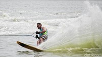 Atlet Ski Air Ade Hermana fokus berlatih di nomor Slalom.