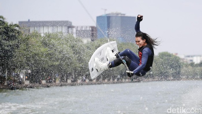 Semangat Atlet Ski Air Indonesia Panaskan Persiapan Jelang SEA Games 2025 Sejumlah atlet ski air nasional tampak bersemangat menjalani latihan di kawasan Danau Sunter, Jakarta Utara, Senin (13/10/2025). Latihan rutin ini digelar untuk mematangkan persiapan jelang SEA Games 2025 yang akan berlangsung di Thailand pada 9β20 Desember mendatang.