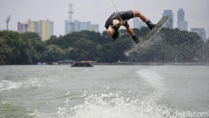Semangat Atlet Ski Air Indonesia Panaskan Persiapan Jelang SEA Games 2025 Sejumlah atlet ski air nasional tampak bersemangat menjalani latihan di kawasan Danau Sunter, Jakarta Utara, Senin (13/10/2025). Latihan rutin ini digelar untuk mematangkan persiapan jelang SEA Games 2025 yang akan berlangsung di Thailand pada 9β20 Desember mendatang.