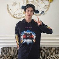 Penampilan Seunghan di Asmara Gen Z semakin berkesan karena menandai debut aktingnya selama berkarier. Ia diceritakan sebagai teman lama Fattah, yang diperankan oleh Fattan Syach. Foto: dok. Twitter @XngHan_official