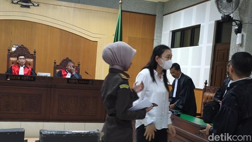 Isabel Tanihaha keluar dari ruang sidang Pengadilan Tipikor Mataram seusai mendengar putusan majelis hakim, Senin (13/10/2025). (Foto : Abdurrasyid Efendi/detikBali).