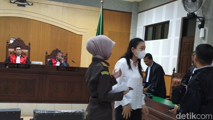 Isabel Tanihaha keluar dari ruang sidang Pengadilan Tipikor Mataram seusai mendengar putusan majelis hakim, Senin (13/10/2025). (Foto : Abdurrasyid Efendi/detikBali).