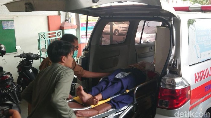 Siswi SMPN 1 Boyolangu yang diduga keracunan MBG dibawa ke Puskesmas