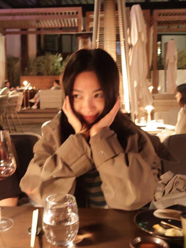 Ia tampak menikmati hari-harinya syuting bersama pemain utama Would You Marry Me, Suzy dan Kim Woo Bin. Foto: dok. Instagram @kyo1122