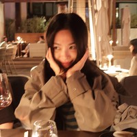 Ia tampak menikmati hari-harinya syuting bersama pemain utama Would You Marry Me, Suzy dan Kim Woo Bin. Foto: dok. Instagram @kyo1122