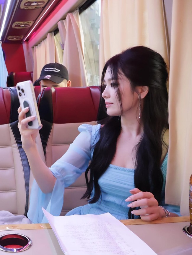 Song Hye Kyo membuat penampilan istimewa sebagai cameo drama Korea Netflix, Genie Make A Wish. Ia akhirnya membocorkan foto-foto yang diambil tahun lalu saat syuting di Dubai. Foto: dok. Instagram @kyo1122