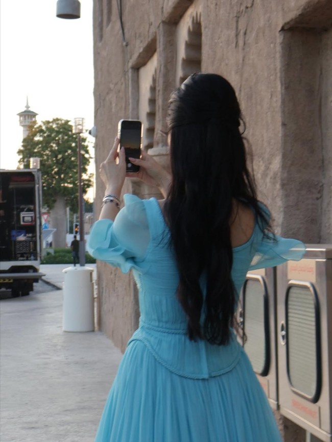 “Hanya bagian punggungku… 🦋 (dubai) Kenangan yang aku syukuri,” tulis Song Hye Kyo sebagai keterangan. Foto: dok. Instagram @kyo1122