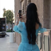 “Hanya bagian punggungku… 🦋 (dubai) Kenangan yang aku syukuri,” tulis Song Hye Kyo sebagai keterangan. Foto: dok. Instagram @kyo1122