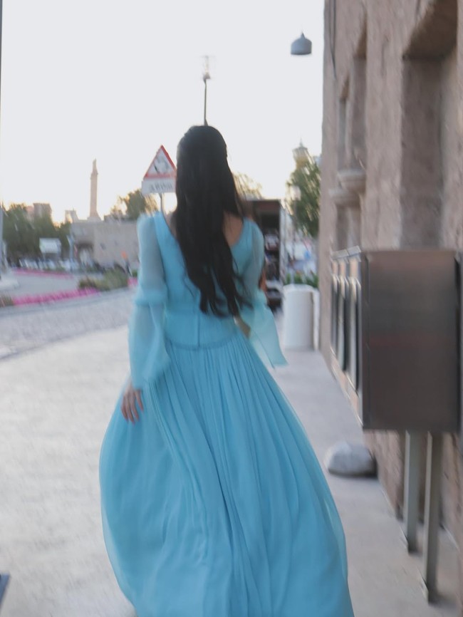 Kecantikan Song Hye Kyo tetap terpancar meski membelakangi kamera, hanya memperlihatkan punggungnya. Aktris 43 tahun itu terlihat seperti putri kerajaan dalam balutan gaun biru bergaya Timur Tengah, lengkap dengan kerudung yang menutupi kepalanya. Foto: dok. Instagram @kyo1122