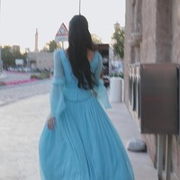 Kecantikan Song Hye Kyo tetap terpancar meski membelakangi kamera, hanya memperlihatkan punggungnya. Aktris 43 tahun itu terlihat seperti putri kerajaan dalam balutan gaun biru bergaya Timur Tengah, lengkap dengan kerudung yang menutupi kepalanya. Foto: dok. Instagram @kyo1122