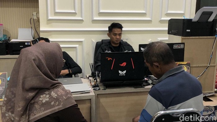 Sugiyanto saat menjalani pemeriksaan di Polres Jember