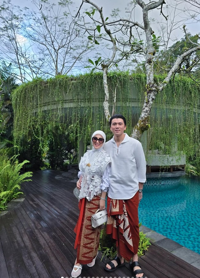Resor mewah milik Reino Barack, Ritz Carlton Reserve Bali, baru saja merayakan anniversary ke-10. Hadiri acara anniversary resor mewahnya, Syahrini dan Reino tampil kompak berbusana senada. Foto: Instagram/@princessyahrini