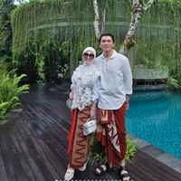 Resor mewah milik Reino Barack, Ritz Carlton Reserve Bali, baru saja merayakan anniversary ke-10. Hadiri acara anniversary resor mewahnya, Syahrini dan Reino tampil kompak berbusana senada. Foto: Instagram/@princessyahrini