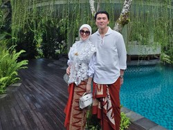 Gaya Syahrini Pose di Resor Mewah Suami, Pakai Kain Songket & Tas Hermes