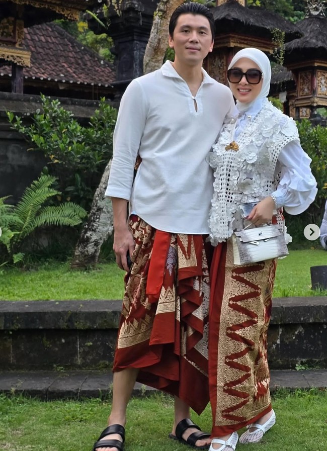Keduanya memilih tampil dengan unsur tradisional. Reino dan Syahrini memadukan atasan putih dengan bawahan kain songket yang dililit. Foto: Instagram/@princessyahrini
