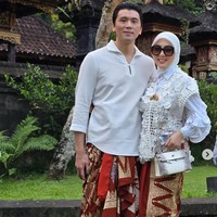 Keduanya memilih tampil dengan unsur tradisional. Reino dan Syahrini memadukan atasan putih dengan bawahan kain songket yang dililit. Foto: Instagram/@princessyahrini