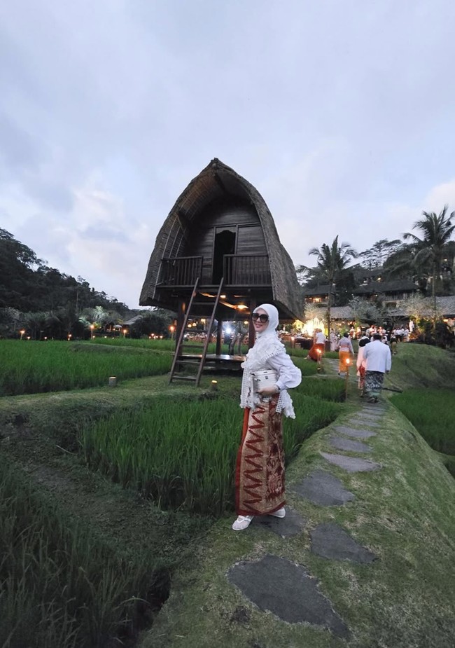 Penampilannya kian mewah dan elegan dengan tas branded yang ditentengnya. Diketahui tas tersebut berasal dari merek Hermes seri Matt Himalaya Alligator Kelly Pochette Palladium Hardware yang harganya mencapai sekitar Rp 1,2 miliar. Foto: Instagram/@princessyahrini