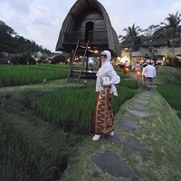 Penampilannya kian mewah dan elegan dengan tas branded yang ditentengnya. Diketahui tas tersebut berasal dari merek Hermes seri Matt Himalaya Alligator Kelly Pochette Palladium Hardware yang harganya mencapai sekitar Rp 1,2 miliar. Foto: Instagram/@princessyahrini