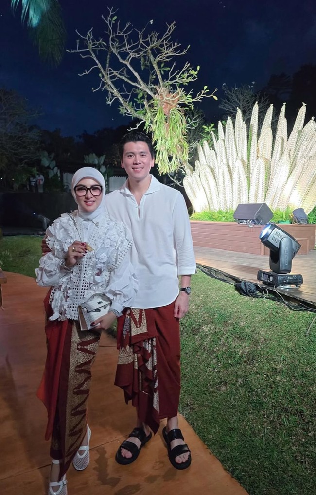 Sementara Reino terlihat tampil lebih simpel atasan lengan panjang berkerah. Untuk alas kakinya, Reino tampak mengenakan sepasang sandal hitam. Foto: Instagram/@princessyahrini