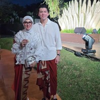 Sementara Reino terlihat tampil lebih simpel atasan lengan panjang berkerah. Untuk alas kakinya, Reino tampak mengenakan sepasang sandal hitam. Foto: Instagram/@princessyahrini