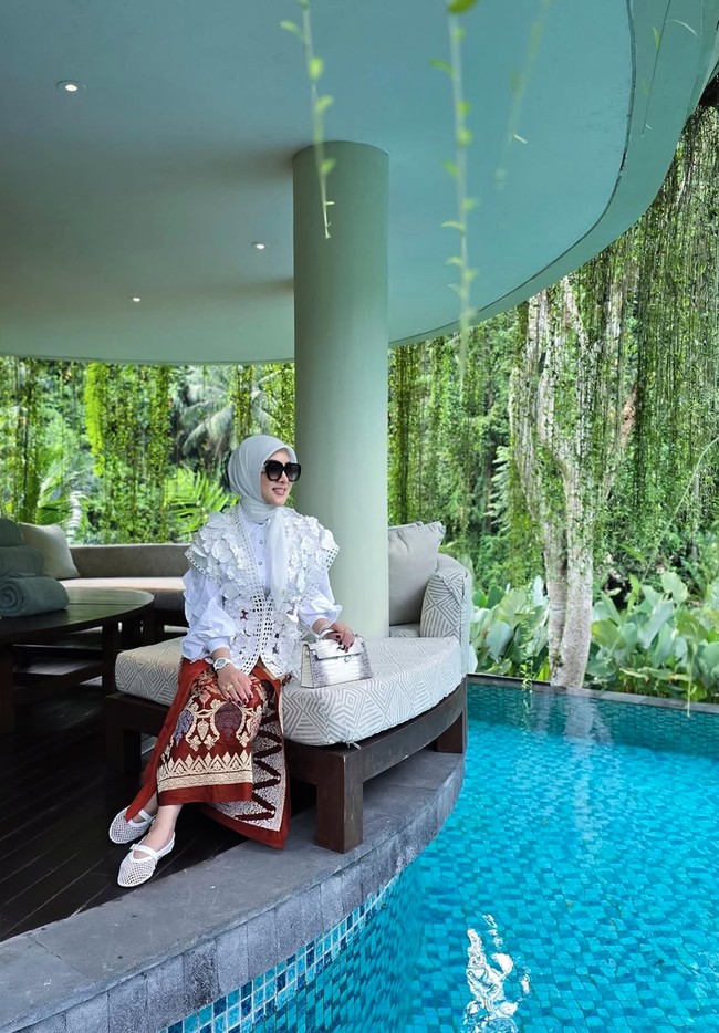 Pose di berbagai sudut resor mewah suami, Syahrini memamerkan gaya stylishnya. Duduk santai di dekat kolam, Syahrini tampak begitu menikmati suasana di sana. Foto: Instagram/@princessyahrini