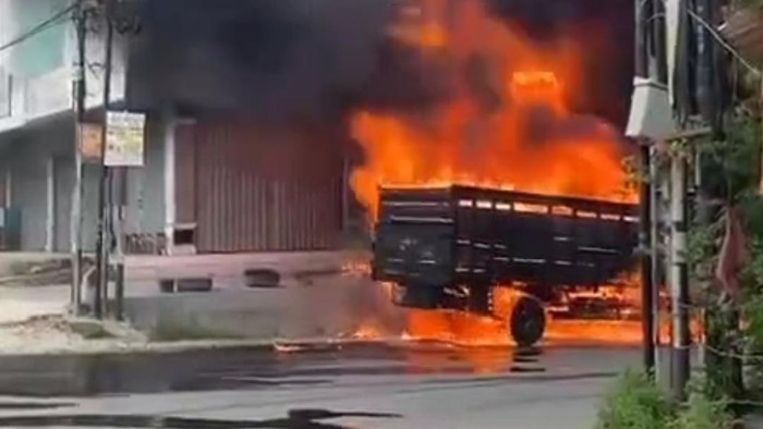 Tangkap layar truk muatan solar terbakar di Lampung.