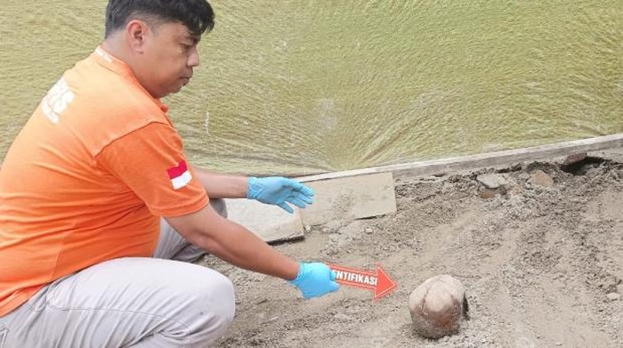 Tengkorak manusia yang ditemukan pekerja pembangunan gedung Tata Usaha dan Gudang Obat Puskesmas Buket Gadeng, Kecamatan Kota Bahagia, Aceh Selatan. (dok. Polres Aceh Selatan)