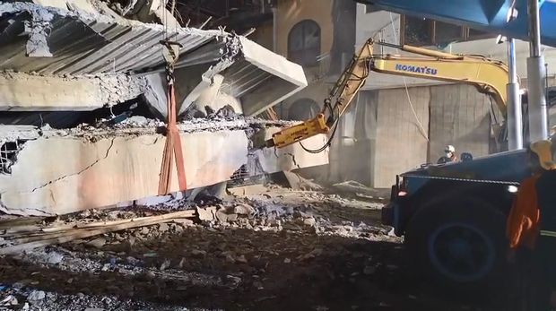 Tim penolong berteriak untuk mencari korban selamat sebelum masuknya alat berat