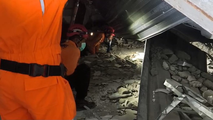 Tim penolong berteriak untuk mencari korban selamat sebelum masuknya alat berat