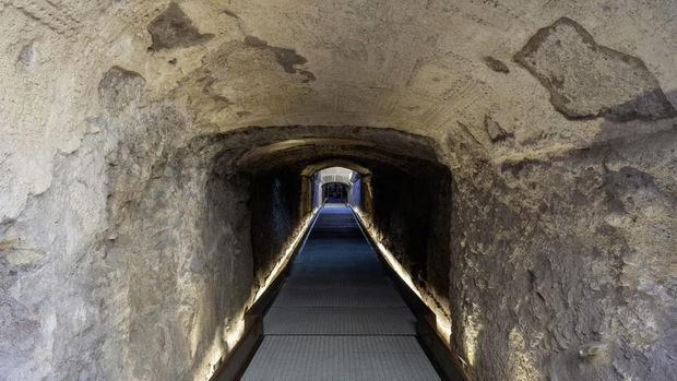 Terowongan rahasia yang pernah digunakan oleh kaisar sedang dibuka di bawah Colosseum. (Dok. Simona Murrone/Taman Arkeologi Koloseum via CNN Internasional)