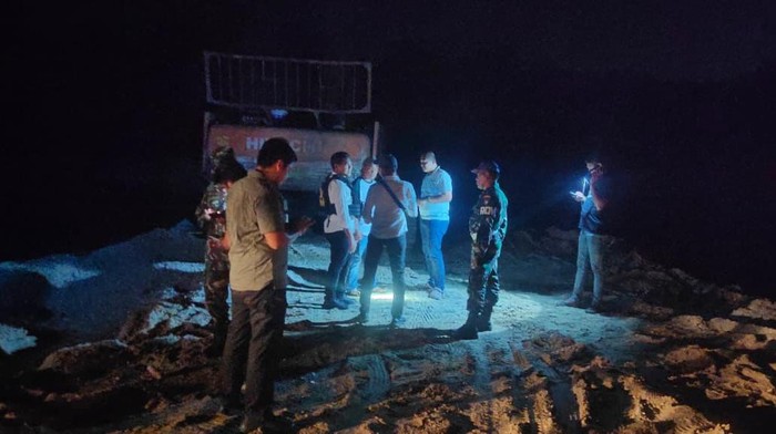 Tim gabungan TNI-Polri menindak aktivitas penambangan ilegal Galian C di Kampar Kiri Tengah, Kabupaten Kampar.
