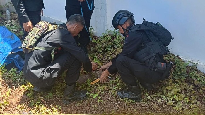 Tim Jibom mengevakuasi proyektil berukuran besar di Pulau Kodingareng Makassar.
