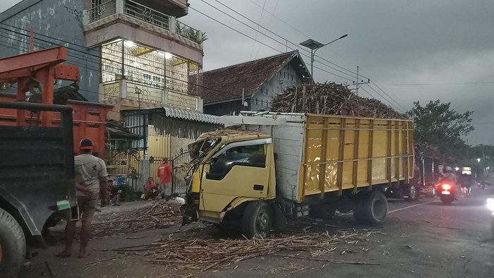 TKP kecelakaan truk tebu di jalur Blitar - Malang