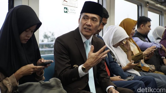 Ratu Dewa menggunakan transportasi umum LRT menuju BKB untuk melantik PPPK