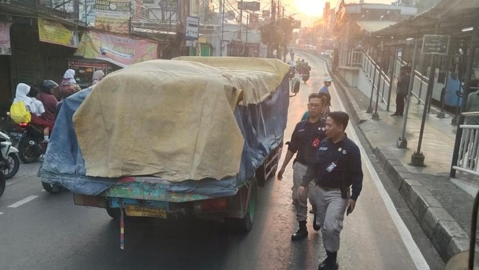 Truk Mogok di Petukangan Membuat TransJ Koridor 13 Alami Keterlambatan