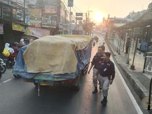 Truk Mogok di Petukangan, Transj Koridor 13 Terlambat Picu Antrean Mengular
