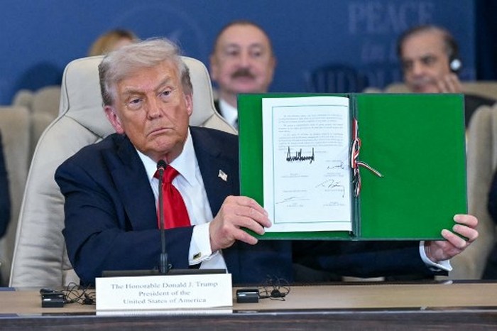 Trump resmi menandatangani dokumen kesepakatan gencatan senjata di Gaza (AFP/SAUL LOEB).