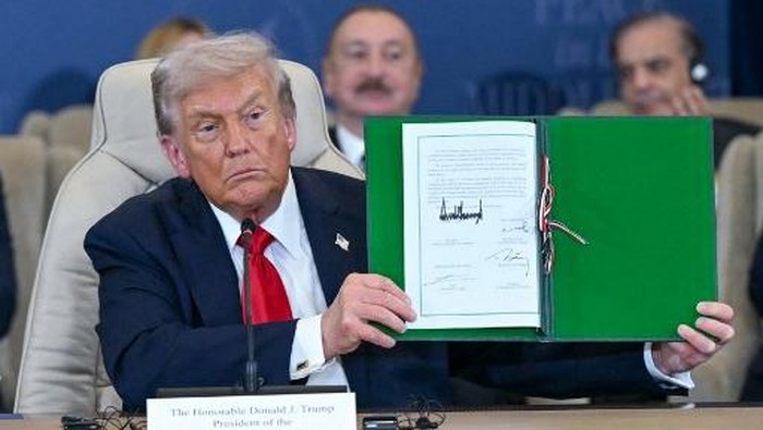 Trump resmi menandatangani dokumen kesepakatan gencatan senjata di Gaza (AFP/SAUL LOEB).