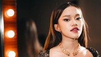 Ummi Quary bersyukur banyak yang bilang lebih cantik saat ini. Sebenarnya sudah melewati hal-hal sakit, sedih sebelumnya. Sekarang jauh lebih fokus sama diri sendiri, kalau gak kerja, olahraga, main sama teman, jadi kelihatannya happy. Alhamdulillah banyak yang bilang kalau setelah putus makin keluar auranya, makin bahagia, katanya. (Foto: dok Instagram ummi_quary)Foto: dok Instagram ummi_quary