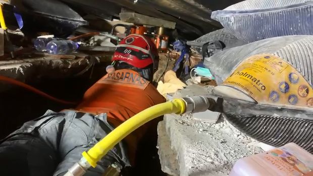 Tim penyelamat berupaya memasukan logistik makanan, minuman dan oksigen ke korban ponpes al Khoziny