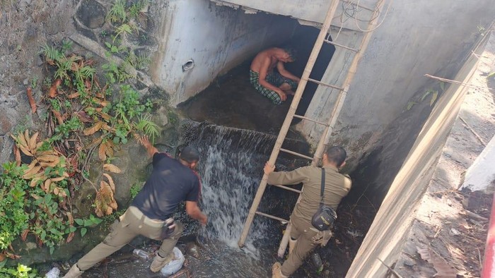 Penampakan pria tanpa identitas yang dievakuasi dari gorong-gorong usai kabur saat dirawat di RSUP Dr Soeradji Tirtonegoro Klaten, Senin (13/10/2025).