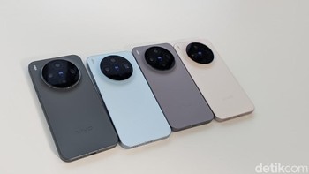 Vivo X300 hadir dalam pilihan warna Black, Blue, Purple, dan Pink. Pihak Vivo belum memberikan sinyal tentang kehadiran Vivo X300 dan X300 Pro di pasar global, termasuk Indonesia. Kita tunggu saja, semoga Vivo Indonesia punya kabar baik sebelum akhir tahun 2025. Foto: Virgina Maulita Putri/detikINET