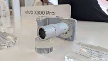 Ponsel ini juga mendukung Photography Kit yang bisa dipasangkan dengan kamera belakang untuk zoom yang lebih jauh. Foto: Virgina Maulita Putri/detikINET