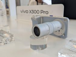 Menggenggam Vivo X300 yang Mungil Tapi Makin Bertenaga