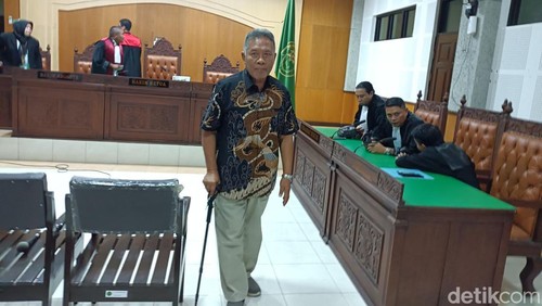 Mantan Bupati Lombok Barat Zaini Arony berjalan keluar dari ruang sidang Pengadilan Tipikor Mataram, seusai divonis 6 tahun penjara, Senin (13/10/2025). (Foto : Abdurrasyid Efendi/detikBali).