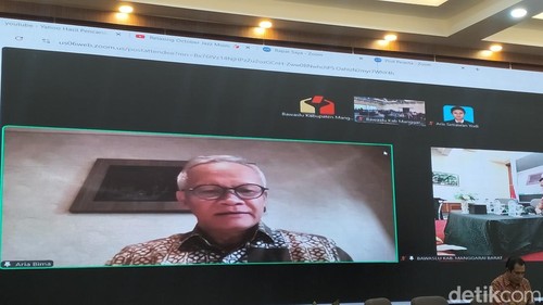 Wakil Ketua Komisi II DPR RI Aria Bima berbicara melalui zoom pada Rapat Koordinasi penguatan kelembagaan Bawaslu Manggarai Barat di Labuan Bajo, Senin (13/10/3025).
