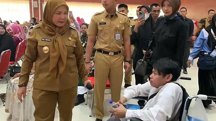 Wali Kota Bandar Lampung Eva Dwiana melepas ratusan jemaah umroh gratis