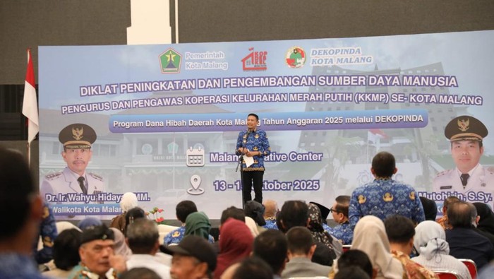 Wali Kota Malang Dr Wahyu Hidayat saat membuka diklat SDM pengurus dan pengawas Koperasi Kelurahan Merah Putih se- Kota Malang
